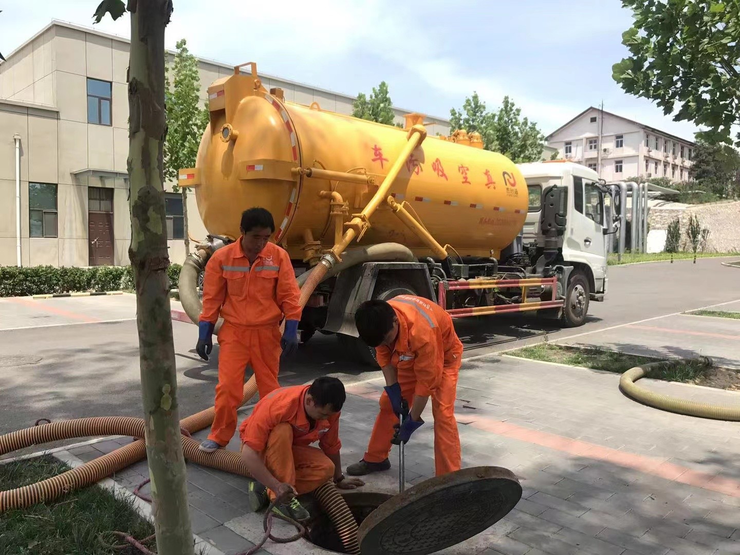 汉寿管道疏通车停在窨井附近