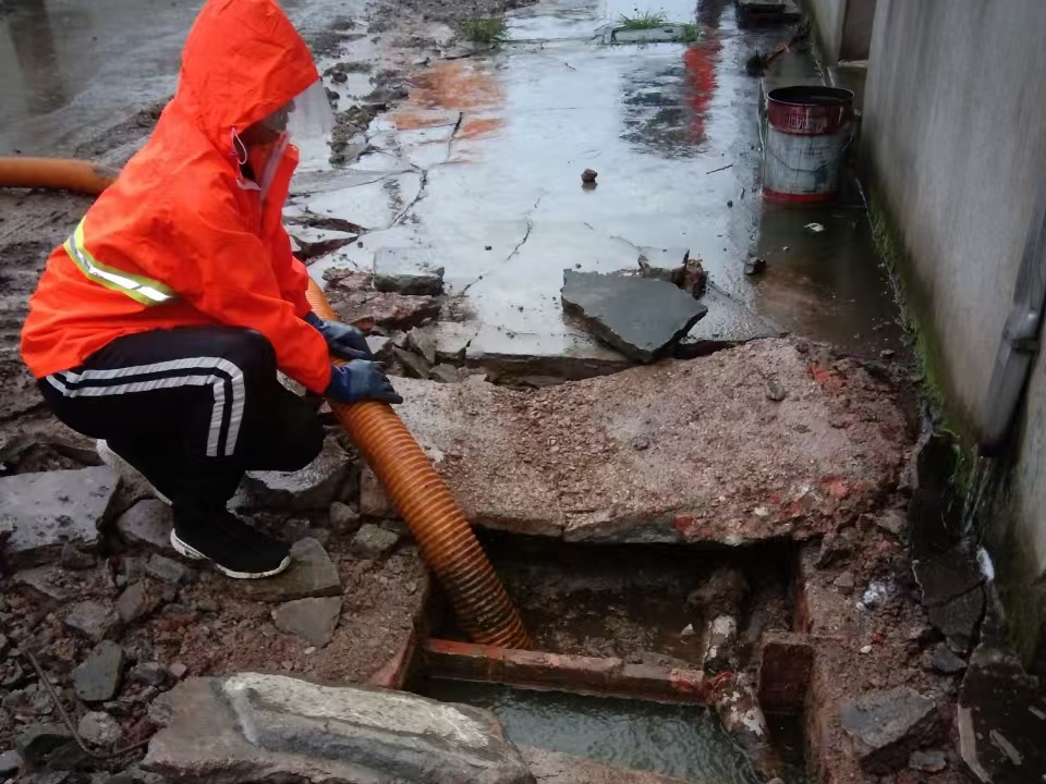 汉寿专业清理污水池 炜誉市政以规范流程守护城市 “肠道”